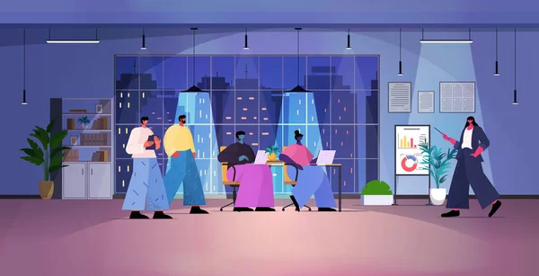 Перегруженная работой команда бизнесменов делает финансовую презентацию на цифровой доске во время конференции в темном ночном офисе горизонтальная полная векторная иллюстрация — стоковый вектор