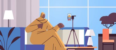 Arap kadın podcaster blogcu video blogu kaydeden podcasting canlı yayın blog konsepti