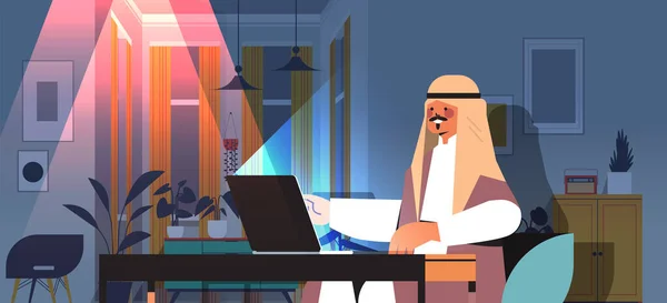 Hombre de negocios árabe sobrecargado de trabajo freelancer mirando a la pantalla del ordenador portátil hombre árabe sentado en el lugar de trabajo en casa noche oscura — Archivo Imágenes Vectoriales
