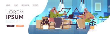 Arap podcaster 'ları mikrofonlara konuşuyor. Stüdyo podcastleri çevrimiçi radyo yayıncılığı konseptinde podcast yapıyorlar.