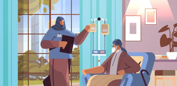Enfermera árabe amigable o voluntario que comprueba gotero de anciano paciente servicios de atención domiciliaria atención médica — Vector de stock