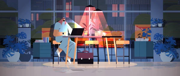 Δουλευταράς άραβας επιχειρηματίας που κάθεται στο χώρο εργασίας του επιχειρηματία ελεύθερος επαγγελματίας κοιτάζοντας στην οθόνη του υπολογιστή — Διανυσματικό Αρχείο