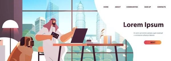 Árabe homem com cartão de crédito usando laptop conceito de compras on-line sala de estar interior horizontal —  Vetores de Stock