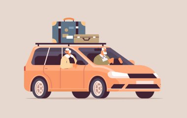 Yaşlı ve komik bir aile, haftada bir kez araba kullanıyor. Yaşlı çiftler, yaşlılık konseptiyle seyahat ediyorlar.