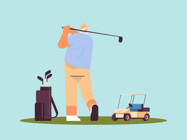 Son sınıf öğrencisi golf oynuyor. Aktif bir yaşlılık konseptini çekiyor. Yatay olarak.