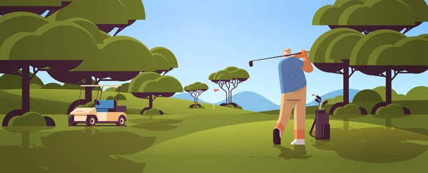 Idős férfi golfozik napsütéses zöld golfpálya idős játékos vesz egy lövés aktív idős kor koncepció — Stock Vector
