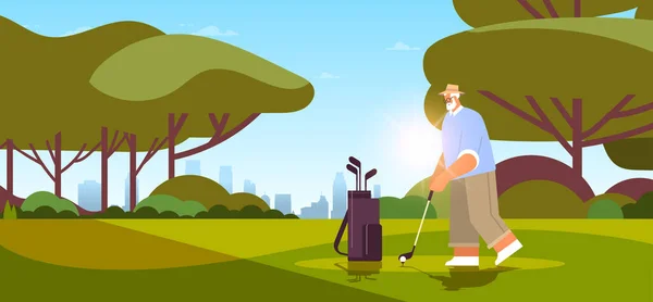Senior man golfen op groene golfbaan leeftijd speler het nemen van een schot actieve ouderdom concept landschap achtergrond — Stockvector
