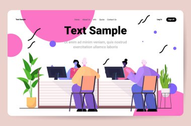 Modern banka asistanlarının müşterilerine bankacılık konsepti sunan müşterileri ve danışmanları