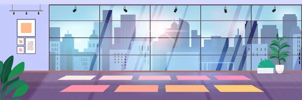 ヨガマット付きフィットネストレーニングのための空のジムホールパノラマ窓のあるフィットネスルーム水平 — ストックベクタ
