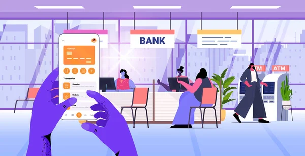 Mani utilizzando l'app mobile banking con carta di credito sullo schermo dello smartphone e-payments applicazione finanziaria — Vettoriale Stock