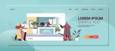 Arap iş adamları müşteriler veya gezginler çevrimiçi resepsiyon masasında durup yatay resepsiyonistle konuşuyorlar.