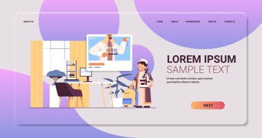 Arap okul çocuğu internet tarayıcı penceresinde öğretmeniyle kimya deneyi yapıyor. Buna kendini izolasyon deniyor.