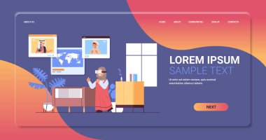 İnternet tarayıcı pencerelerinde vr kulaklık takan Arap öğrenci video çağrısında tartışıyor