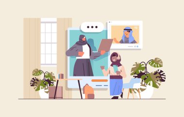 Web tarayıcı pencerelerindeki Arapça okul öğrencileri video izolasyonu sırasında öğretmenle tartışıyor