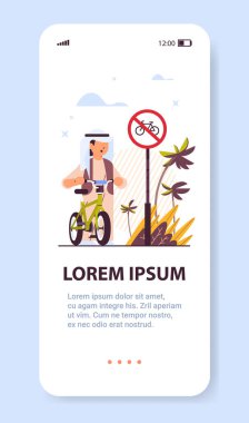 Kırmızı yuvarlak bisiklet yasağının yanında duran Arap okul çocuğu yol güvenliği tabelası dikey fotokopi alanı tam boy vektör illüstrasyonu