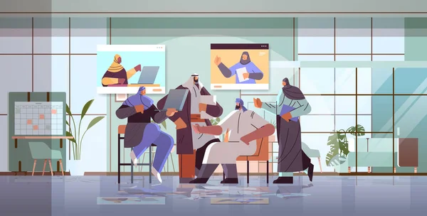 Team di imprenditori arabi discutere con colleghi arabi durante la videochiamata conferenza virtuale — Vettoriale Stock
