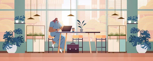 Árabe hombre de negocios sentado en el lugar de trabajo árabe hombre de negocios freelancer trabajando en la oficina creativa horizontal — Vector de stock