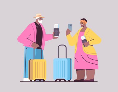 Birkaç yaşlı turist, akıllı telefon ve bavul pasaport ve biletleriyle havaalanından uçağa binmeye hazır.