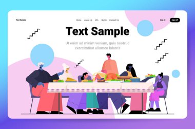 Çok nesildir aile olarak Şükran Günü 'nü kutluyoruz. İnsanlar masada oturup geleneksel yemeklerini yiyorlar.