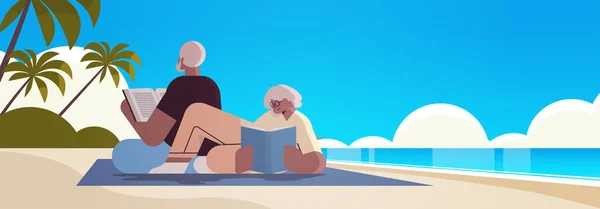 Ηλικιωμένο ζευγάρι διαβάζει βιβλία σε παραλία γέρος και γυναίκα οικογένεια ξοδεύουν χρόνο μαζί χαλάρωση συνταξιοδότηση — Διανυσματικό Αρχείο