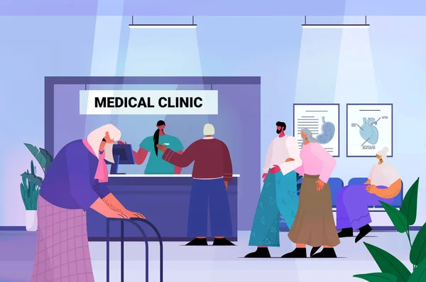 Senioren die een medisch kliniek bezoeken vrouwelijke receptioniste die informatie geeft voor ouderen bij de receptie — Stockvector