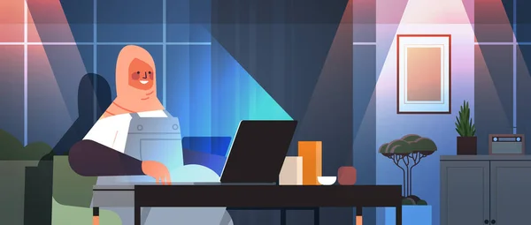 Arabe femme d'affaires pigiste travaillant sur ordinateur portable arabique femme assise sur le lieu de travail dans la nuit noire chambre à la maison — Image vectorielle