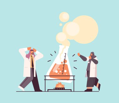 Laboratuvarda kimyasal deney yapan test tüpü araştırmacılarıyla çalışan Arap araştırmacı bilim adamı