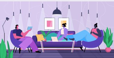 İş adamları dijital cihazlar kullanıyor. İş adamları online iletişim ekibi çalışması yapıyor.