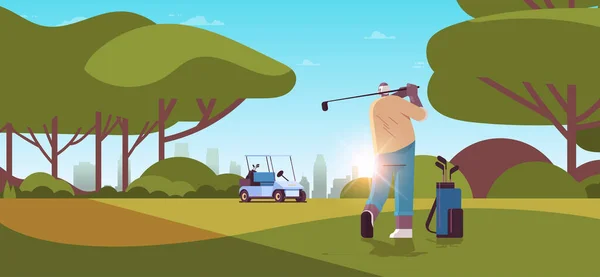 Senior man golfen op groene golfbaan leeftijd Afrikaanse Amerikaanse speler het nemen van een schot actieve ouderdom concept — Stockvector