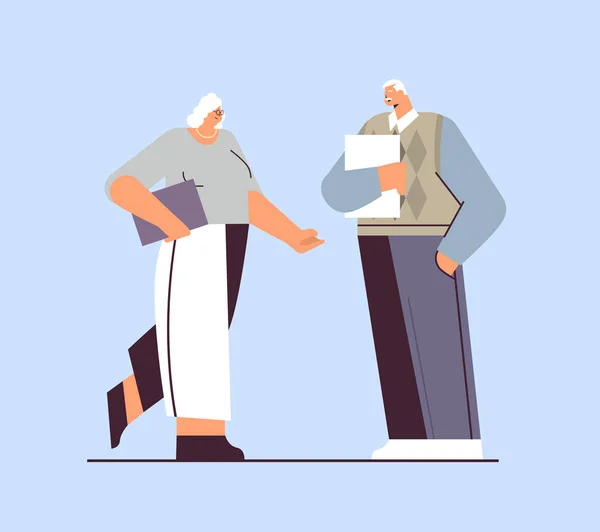 Старші бізнесмени обговорюють під час зустрічі ділового чоловіка пара в офіційному одязі, що стоїть разом у старості — стоковий вектор