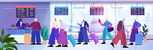 Pessoas idosas com bagagem em fila para verificar no balcão do aeroporto viajando conceito de velhice ativa — Vetor de Stock