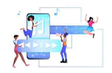 Sesli mesajlarla iletişim kuran insanlar ses sohbet uygulaması sosyal medya çevrimiçi iletişimi