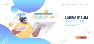 VR kulaklık takan, dijital gözlüklü Afro-Amerikan kız sanal gerçeklik etkileşimli hizmetleri keşfediyor.