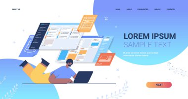 Sanal panodaki verileri analiz eden işadamı analiz süreci dijital pazarlama şirketi stratejisi