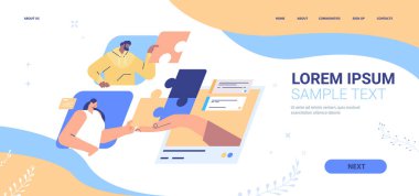 İş adamları yapboz parçalarını bir araya getiriyor takım çalışması kavramı yatay portresi