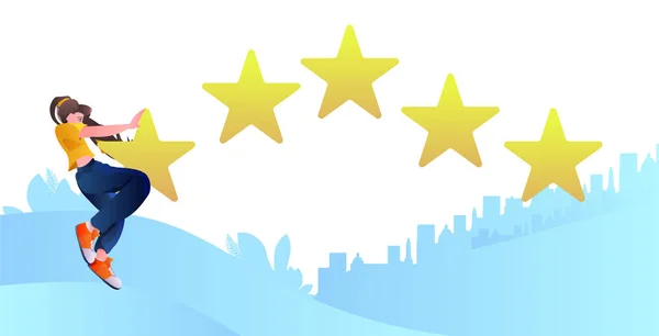 Mulher segurando revisão estrelas classificação cliente feedback satisfação nível on-line pesquisa conceito —  Vetores de Stock