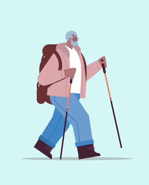 Senior homme afro-américain randonneur voyage avec sac à dos et bâtons pour marcher nordique marche active concept de vieillesse — Image vectorielle