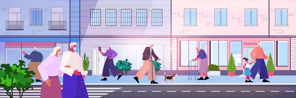 Pensionärer gå ner gatan mogna män kvinnor grupp tillbringa tid utomhus ålderdom koncept — Stock vektor