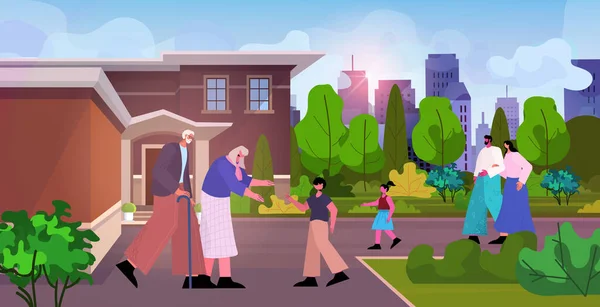 Abuelos felices caminando al aire libre con nietos multi generación familia pasar tiempo juntos — Archivo Imágenes Vectoriales
