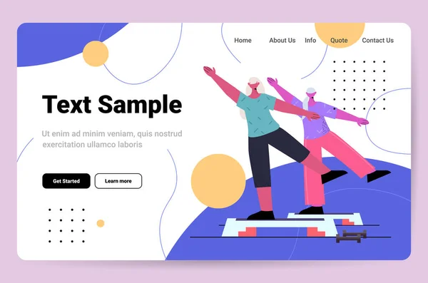 Senior kvinnor gör knäböj på steg plattform åldrade idrottskvinnor utbildning i gym aerob träning — Stock vektor