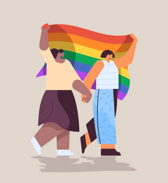 Mix gara ragazze holding lgbt arcobaleno bandiera gay lesbiche amore parata orgoglio festival transgender amore concetto — Vettoriale Stock