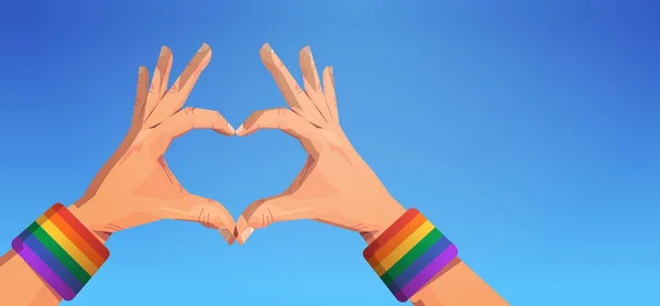 Humana mãos gesto no coração forma lgbt arco-íris bandeira gay lésbicas amor desfile orgulho festival transexual amor conceito — Vetor de Stock