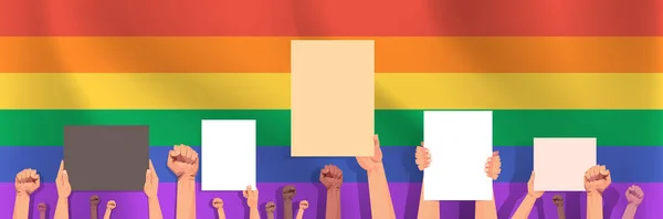 비어 있는 비어 있는 보드를 들고 인종 차별적 인 손을 잡고 있는 동성애자 레즈비언들의 사랑 퍼레이드 자부심 행사를 배경으로 하고 있습니다. — 스톡 벡터
