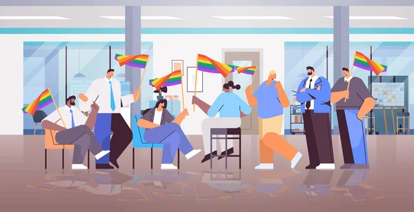 Mix corsa businesspeople holding lgbt arcobaleno bandiere gay lesbiche amore parata orgoglio festival transgender amore concetto — Vettoriale Stock