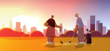 Yaşlı kadın çift golf oynuyor aile oyuncuları aktif bir ihtiyarlık konsepti çekiyorlar.