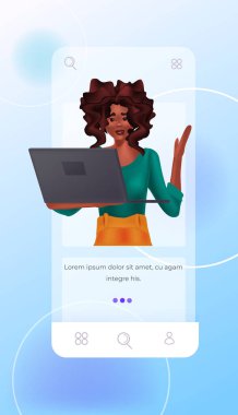Laptop sosyal medya ağını kullanan kadın çevrimiçi iletişim konsept portresi