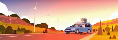 Yaşlı bir aile, haftalık tatillerinde araba kullanıyor. Afrika kökenli Amerikalı bir çift. Aktif yaşlılıkla seyahat ediyorlar.