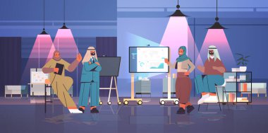 Arap iş adamları konferans toplantısında dijital yönetim kurulunda finansal sunum yapıyorlar