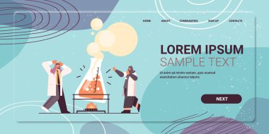 Laboratuvarda kimyasal deney yapan test tüpü araştırmacılarıyla çalışan Arap araştırmacı bilim adamı