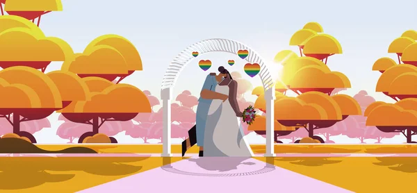 Frisch vermähltes lesbisches Paar mit Blumen, die sich in der Nähe der Hochzeit küssen, Transgender lieben LGBT-Community Hochzeitsfeier — Stockvektor